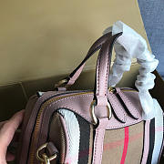 Burberry Original Classic Check bag in Pink - 4