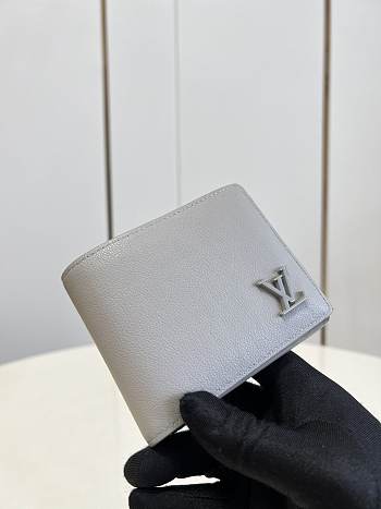 Louis Vuitton wallet M81026