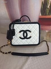 Chanel Small Cosmetic bag 18cm white - 1