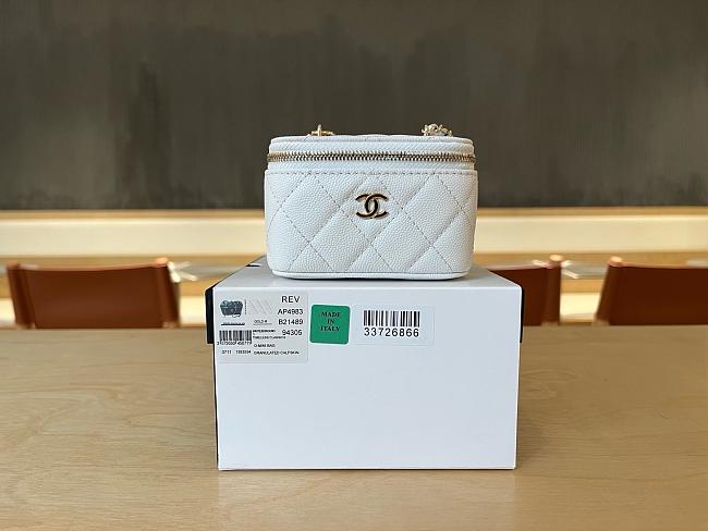 Chanel Mini Vanity Case with Chain in white quilted caviar leather 11cm - 1
