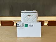 Chanel Mini Vanity Case with Chain in white quilted caviar leather 11cm - 1