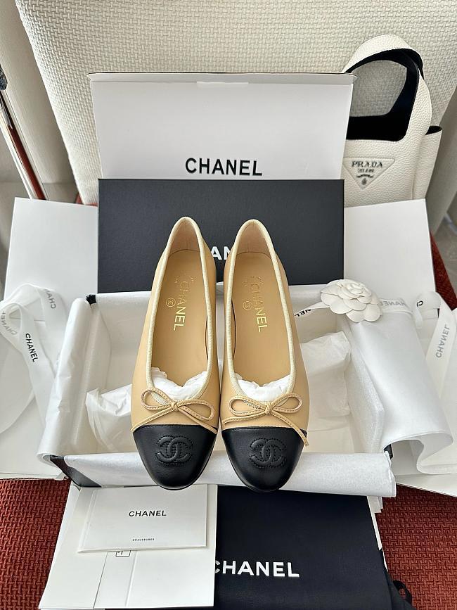Chanel ballet flats in beige and black lambskin leather - 1