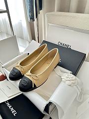 Chanel ballet flats in beige and black lambskin leather - 2