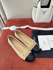 Chanel ballet flats in beige and black lambskin leather - 4