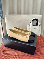 Chanel ballet flats in beige and black lambskin leather - 5