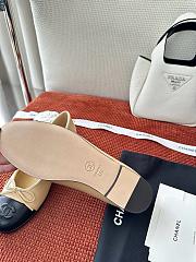Chanel ballet flats in beige and black lambskin leather - 6