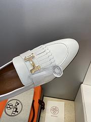 Hermès Royal loafer in white leather with gold H buckle - 2