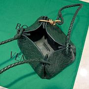 Bottega Veneta Small Parachute bag in green Intrecciato leather - 21x17x16.5cm - 5
