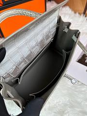 Hermès White Matte Niloticus Crocodile Himalaya Kelly25 Retourne 18K White Gold and Diamond Hardware 28cm - 3