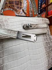 Hermès White Matte Niloticus Crocodile Himalaya Kelly25 Retourne 18K White Gold and Diamond Hardware 28cm - 2